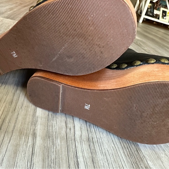 I’m selling this Jeffrey Campbell platform sandals. - Picture 4 of 7